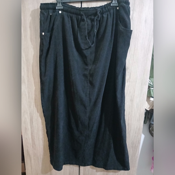 Elegant Black Women's Skirt - Picture 1 of 6